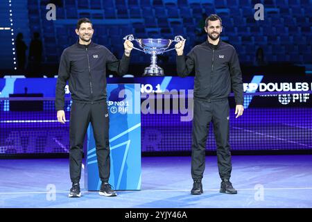 Turin, Italien. November 2024. Marcelo Arevalo aus El Salvardor (L) und Mate Pavic aus Kroatien (R) erhalten am siebten Tag des Nitto ATP Finals die Nummer 1 der ATP-Doppel-Trophäe. Quelle: Marco Canoniero/Alamy Live News Stockfoto