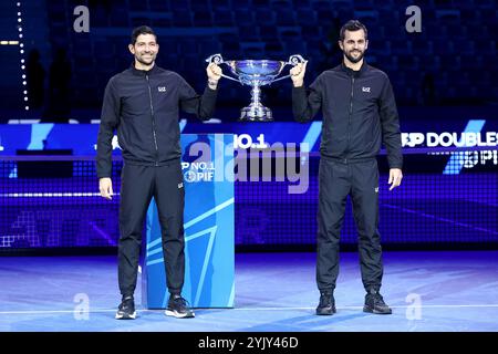 Turin, Italien. November 2024. Marcelo Arevalo aus El Salvardor (L) und Mate Pavic aus Kroatien (R) erhalten am siebten Tag des Nitto ATP Finals die Nummer 1 der ATP-Doppel-Trophäe. Quelle: Marco Canoniero/Alamy Live News Stockfoto