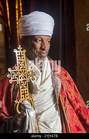 Priester mit einem Messing-Prozessionskreuz, bestehend aus Plain- und Tau-Kreuzen, Lalibela, Äthiopien Stockfoto