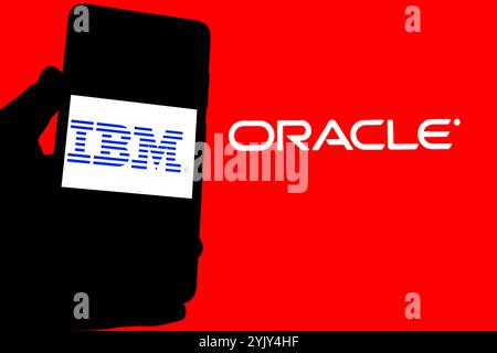 Indien. November 2024. In dieser Fotoabbildung wird ein IBM-Logo auf einem Smartphone mit einem Oracle-Logo im Hintergrund angezeigt. Quelle: SOPA Images Limited/Alamy Live News Stockfoto