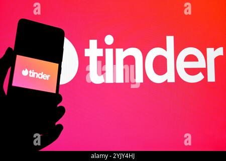 Indien. November 2024. In dieser Fotoabbildung wird ein Tinder-Logo auf einem Smartphone und im Hintergrund angezeigt. Quelle: SOPA Images Limited/Alamy Live News Stockfoto