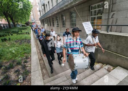 London, Großbritannien. Juni 2017. Sicherheitsbeamte der University of London, die versuchen, das Lohngefälle zurückzugewinnen, marschieren mit Studenten und Unterstützern der SOAS Justice for Workers-Kampagne, einschließlich einer Samba-Band für einen lautstarken Protest vor dem Senate House, wo ein offener Abend stattfand. Der Protest wurde auch von einer Reihe von UCU-Mitgliedern unterstützt. Ihre Jobs wurden Anfang der 2000er Jahre ausgelagert und sind derzeit bei Cordant beschäftigt. Als sie 2011 den Londoner Lebenshaltungslohn erreichten, wurde ihnen versprochen, die Lohnunterschiede beizubehalten, aber seither wurden sie um 25 % reduziert. Earl Stockfoto