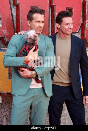 Ryan Reynolds, Peggy alias „Dogpool“ und Hugh Jackman nehmen am UK Fan Event „Deadpool & Wolverine“ im Eventim Apollo in London, England, Teil. Stockfoto