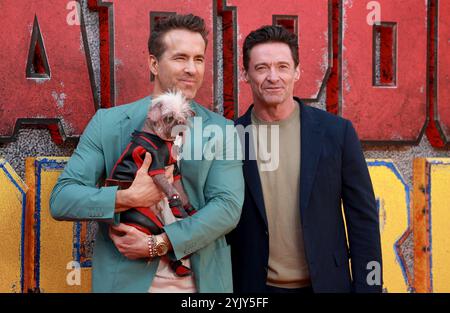 Ryan Reynolds, Peggy alias „Dogpool“ und Hugh Jackman nehmen am UK Fan Event „Deadpool & Wolverine“ im Eventim Apollo in London, England, Teil. Stockfoto