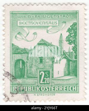 ÖSTERREICH - 25. September 1962: 2,20 Schilling grüne Briefmarke mit Darstellung des Beethoven-Hauses in Heiligenstadt, Wien. Die Beethoven Wohnung Heiligenstadt ist das Haus, in dem der berühmte Komponist Beethoven lebte und in dem er mehrere seiner bekannten Sinfonien schrieb. Machen Sie einen Spaziergang durch die faszinierende Ausstellung dieses kleinen Apartmenthauses und erfahren Sie mehr über das Leben und Werk dieses bemerkenswerten Mannes. Bei Interesse können Sie an einer Führung durch die Residenz teilnehmen Stockfoto