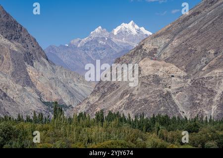 Malerische Berglandschaft im Shyok River Valley mit hohen schneebedeckten Gipfeln in Karakoram Range, Ghanche, Gilgit Baltistan, Pakistan Stockfoto