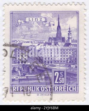 ÖSTERREICH - 1962. November 09: 2,20 Schilling grüne Briefmarke mit Darstellung der Linzer Nibelung Brücke über die Donau. Blick von Urfahr auf den Hauptplatz. Linz ist die Hauptstadt Oberösterreichs und drittgrößte Stadt Österreichs. Die an der Donau gelegene Stadt liegt im äußersten Norden Österreichs, 30 km südlich der Grenze zur Tschechischen Republik Stockfoto