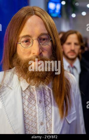 Büste einer Wachsfigur, die den Sänger und beatles-Komponisten John Lennon repräsentiert, London.UK. Stockfoto