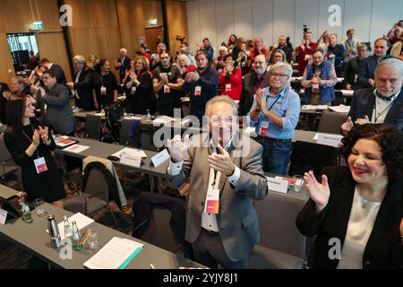 Ingolstadt, Deutschland. November 2024. Bei der BSW-Sitzung freuen sich einer von zwei ernannten Landesvorsitzenden Klaus Ernst (l) und Ko-Vorsitzende Amira Mohamed Ali (r) über die Wahl zur Gründung des Bayerischen Landesverbandes. Darlegung: Daniel Löb/dpa/Alamy Live News Stockfoto
