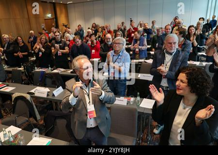 Ingolstadt, Deutschland. November 2024. Bei der BSW-Sitzung freuen sich einer von zwei ernannten Landesvorsitzenden Klaus Ernst (l) und Ko-Vorsitzende Amira Mohamed Ali (r) über die Wahl zur Gründung des Bayerischen Landesverbandes. Darlegung: Daniel Löb/dpa/Alamy Live News Stockfoto