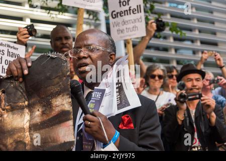 London, Großbritannien. Juni 2017. Ein Gemeinderat aus North Kensington hält ein verbranntes Stück der Turmverkleidung hoch, während er bei der Kundgebung vor dem Department for Communities and Local Government spricht und dringende Maßnahmen fordert, um diejenigen zu identifizieren, die für den unsicheren Zustand des Grenfell Tower verantwortlich sind, der zu dem schrecklichen Brand führte, bei dem über 150 Menschen verbrannt wurden. Andere Redner waren Matt Wrack, Generalsekretär der Feuerwehrbrigaden, Anwohner, die Zeugen des Todes waren, Wohnungsaktivisten, die seit langem dazu aufgerufen haben, die gleichen Sicherheitsstandards wie Privatentwickler zu erfüllen Stockfoto