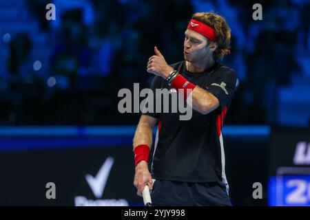 Andrey Rublev aus Russland reagiert beim Gruppenspiel der Männer gegen Casper Ruud aus Norwegen am sechsten Tag des Nitto ATP Finals 2024 in der Inalpi Arena. Casper Ruud gewinnt mit 6:4, 5:7, 6-2 gegen Andrey Rublev Stockfoto