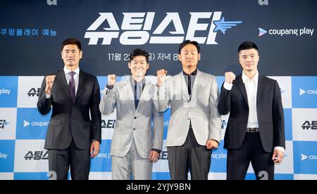 Seol Ki-Hyeon, Park Ji-Sung, Choi Yong-Soo und Kim Young-Kwang, 14. November 2024: (L-R) Seol Ki-Hyeon, ein Weltcupstar und ehemaliger Manager des Gyeongnam FC der K League 2, Park Ji-Sung, ehemaliger Kapitän der südkoreanischen Fußballnationalmannschaft und Ikone von Manchester United, Choi Yong-Soo, ein Weltcupstar und Veteran Manager, der die K League Teams FC Seoul und Gangwon FC geleitet hat, und Kim Young-Kwang, ehemaliger Torhüter und K League-Ikone, posieren in einer koreanischer Fußballszene, in der koreanischen Fußballszene. Die Serie wird den südkoreanischen f Stockfoto