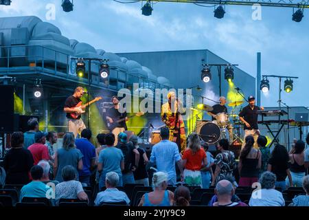 Pat Kalla und das Super Mojo im Konzert für das Einladungsfestival im Keller Vignerons du Pays von Enserune. Cazouls-Les-Beziers, Occitanie, Frankreich Stockfoto