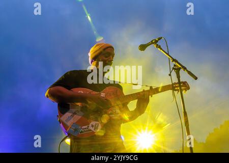 Pat Kalla und das Super Mojo im Konzert für das Einladungsfestival im Keller Vignerons du Pays von Enserune. Cazouls-Les-Beziers, Occitanie, Frankreich Stockfoto