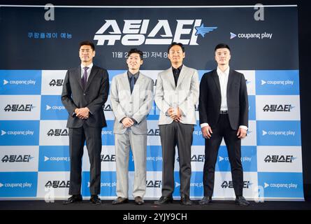 Seol Ki-Hyeon, Park Ji-Sung, Choi Yong-Soo und Kim Young-Kwang, 14. November 2024: (L-R) Seol Ki-Hyeon, ein Weltcupstar und ehemaliger Manager des Gyeongnam FC der K League 2, Park Ji-Sung, ehemaliger Kapitän der südkoreanischen Fußballnationalmannschaft und Ikone von Manchester United, Choi Yong-Soo, ein Weltcupstar und Veteran Manager, der die K League Teams FC Seoul und Gangwon FC geleitet hat, und Kim Young-Kwang, ehemaliger Torhüter und K League-Ikone, posieren in einer koreanischer Fußballszene, in der koreanischen Fußballszene. Die Serie wird den südkoreanischen f Stockfoto