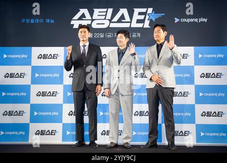 Seol Ki-Hyeon, Park Ji-Sung und Choi Yong-Soo, 14. November 2024: (L-R) Seol Ki-Hyeon, ein Weltcupstar und ehemaliger Manager des Gyeongnam FC der K League 2, Park Ji-Sung, ehemaliger Kapitän der südkoreanischen Fußballnationalmannschaft und Manchester United-Ikone, und Choi Yong-Soo, ein Weltcupstar und Veteran Manager, der die K League-Teams FC Seoul und Gangwon FC geleitet hat, posieren auf einer Pressekonferenz der koreanischen Streaming-Plattform Coupang Play-Reality-Serie „Shooting Star“ in Seoul. Die Serie bringt südkoreanische Fußballlegenden für die Wettkampfshow zurück. Die erste Episode des Programms Stockfoto