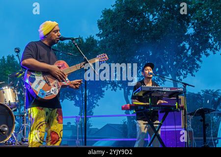 Pat Kalla und das Super Mojo im Konzert für das Einladungsfestival im Keller Vignerons du Pays von Enserune. Cazouls-Les-Beziers, Occitanie, Frankreich Stockfoto
