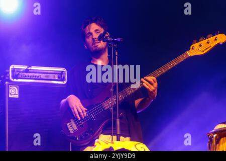 Pat Kalla und das Super Mojo im Konzert für das Einladungsfestival im Keller Vignerons du Pays von Enserune. Cazouls-Les-Beziers, Occitanie, Frankreich Stockfoto