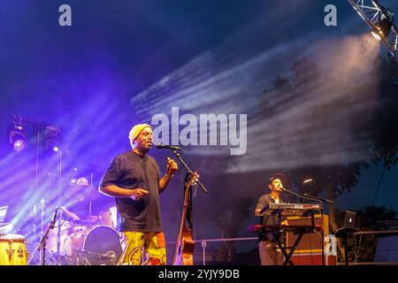 Pat Kalla und das Super Mojo im Konzert für das Einladungsfestival im Keller Vignerons du Pays von Enserune. Cazouls-Les-Beziers, Occitanie, Frankreich Stockfoto