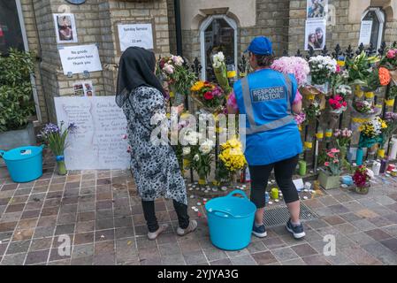 London, Großbritannien. Juni 2017. Plakate auf Lampenpfosten, Wänden und Pinnwänden zeigen die ergreifenden Bilder derjenigen, die beim verheerenden Brand im Turmblock fehlen, der mit brennbarem Material bekleidet war und keine funktionierende Feuermeldeanlage hatte. Der gesamte Bereich um den Turm ist noch abgesperrt, aber der grauschwarz verdunkelte Rumpf des Grenfell Tower dominiert. Außerhalb der Methodistenkirche wurde ein Bereich für Kerzen, Tribut und Blumen für die Toten und Vermissten, die jetzt als tot angesehen werden und deren Zahl heute auf über 150 geschätzt wird, reserviert. Stockfoto