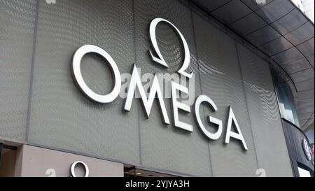 Chongqing, China - 6. Dezember 2023. Omega-Logo an der Wand. Omega SA ist ein Schweizer Luxusuhrmacher. Stockfoto