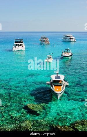 Ayia Napa, Zypern. November 2024. Weiße Luxusboote im Mittelmeer in Ayia Napa, Zypern. Stockfoto