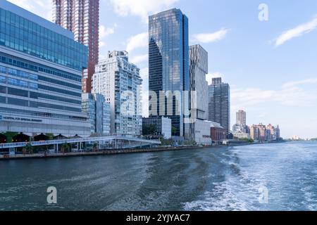 New York City, USA - 20. August 2022: Die Gebäude an der East Side Manhattan in der Nähe des Hospital for Special Surgery (HSS) vom East River aus gesehen Stockfoto