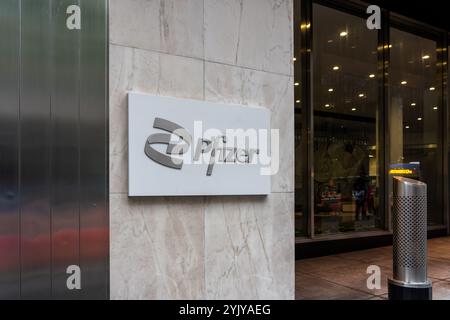 Ein Pfizer-Logo in der Pfizer World-Zentrale in New York City, USA. Stockfoto