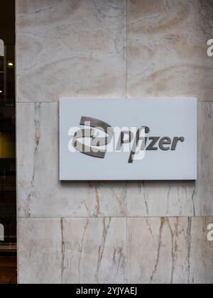 Ein Pfizer-Logo in der Pfizer World-Zentrale in New York City, USA. Stockfoto