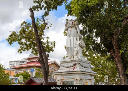 Fort-de-France, Martinique - 3. Januar 2018: Die kopflose Statue von Josephine steht zwischen Bäumen und Gebäuden. Stockfoto