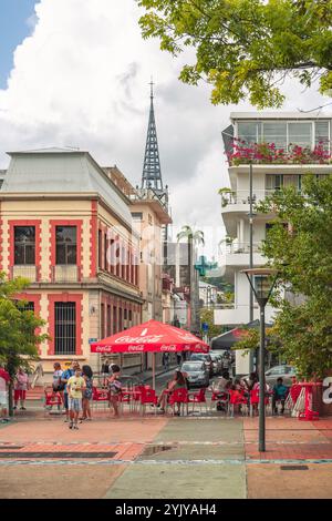 Fort-de-France, Martinique - 3. Januar 2018: Eine lebhafte Straßenszene mit Cafés im Freien und historischer Architektur. Stockfoto