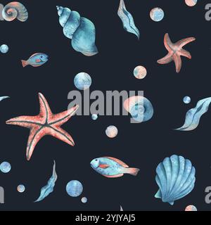 Muscheln, Seesterne, Algen, Fische und Blasen. Aquarellillustration der Unterwasserwelt Hand gezeichnetes nahtloses Muster auf dunklem Hintergrund für Stoff Stockfoto