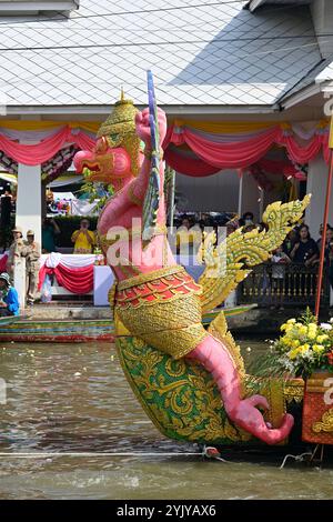 Nahaufnahme des komplizierten Garuda-Bildes auf dem Hauptprozessionswagen beim Lotus Throw Festival (Rab Bua), Bang Phli Township, Samut Prakan Stockfoto