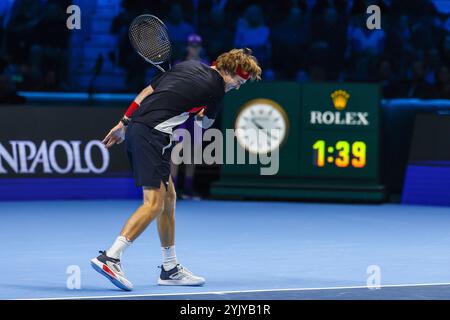 Turin, Italien. November 2024. Andrey Rublev aus Russland reagiert beim Gruppenspiel der Männer gegen Casper Ruud aus Norwegen am sechsten Tag des Nitto ATP Finals 2024 in der Inalpi Arena. Casper Ruud gewinnt mit 6:4, 5:7, 6-2 gegen Andrey Rublev Credit: dpa/Alamy Live News Stockfoto