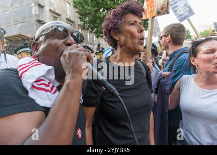 London, Großbritannien. Juni 2017. Demonstranten halten eine laute Kundgebung vor den Toren der Downing Street ab und blockieren Whitehall. Es gab Sprecher aus der North Kensington Community, die Aktivisten, Bewohner von anderen Turmblöcken, die SWP und stehen gegen Rassismus. Sie riefen zum Rücktritt von Theresa May und ihrem Helfer Gavin Barwell auf, der als Wohnungsminister die nach der letzten Londoner Turmblockbrandkatastrophe empfohlenen Änderungen nicht umgesetzt hatte. Nach einer Kundgebung zogen sie dort auf, um zu weiteren Protesten bei der BBC und anderswo zu marschieren. Stockfoto