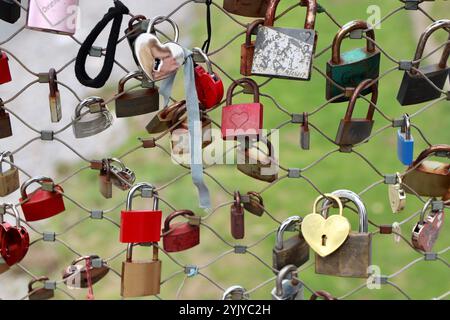 Salzburg, Österreich - 1. Oktober 2024: Love Locks am Brückenzaun symbolisieren Engagement und Romantik Stockfoto