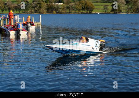 Während der Coniston Power Boat Records Week 2021 fährt ein Motorboot des jungen schottischen Fahrers Oban Duncan in Richtung des Stegs auf Coniston Water Stockfoto