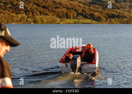 Ein Motorboot fährt auf Coniston Water im englischen Lake District, um einen neuen Rekord während der Coniston Power Boat Records Week im Jahr 2021 zu erzielen. Stockfoto