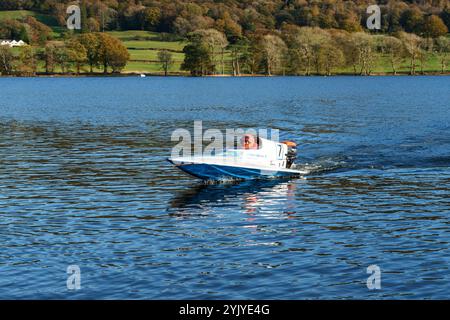 Während der Coniston Power Boat Records Week 2021 fährt ein Motorboot des jungen schottischen Fahrers Oban Duncan in Richtung des Stegs auf Coniston Water. Stockfoto