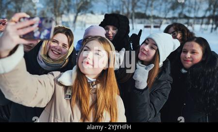 Highschool-Freunde machen Selfies im Winter. Stockfoto