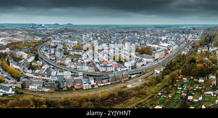 Panoramablick der Drohne auf Esch-sur-Alzette, Luxemburg, mit urbaner Landschaft und umliegender Natur im Herbst Stockfoto