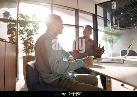 Zwei multiethnische Geschäftsleute arbeiten gemeinsam am Internet-Projekt Stockfoto
