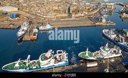 Peterhead Aberdeenshire Schottland das Hafengebiet große Fischerboote oder Schiffe liegen am Albert and Merchants Quay Stockfoto