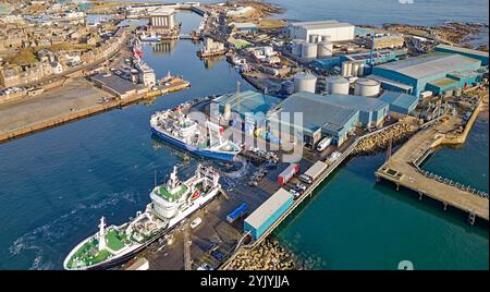 Peterhead Aberdeenshire Schottland das Hafengebiet große Fischerboote oder Schiffe, die am Albert Quay gereinigt werden Stockfoto