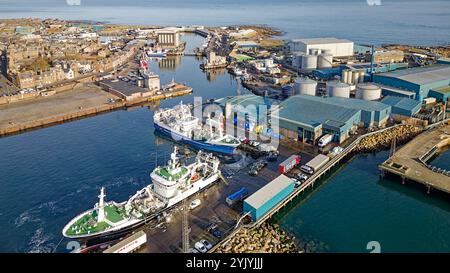 Peterhead Aberdeenshire Schottland das Hafengebiet große Fischerboote oder Schiffe, die am Albert Quay einer Tiefenreinigung unterzogen werden Stockfoto