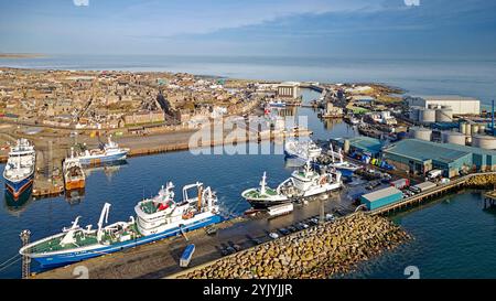 Peterhead Aberdeenshire Schottland das Hafengebiet große Fischerboote oder Schiffe, die am Albert Quay gewartet werden Stockfoto