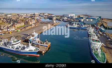 Peterhead Aberdeenshire Schottland das Hafengebiet große Fischereifahrzeuge oder Schiffe am Merchants Quay und Albert Quay Stockfoto