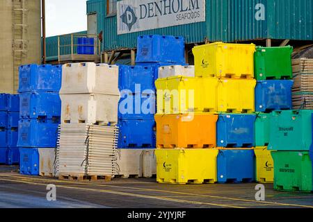 Peterhead Aberdeenshire Schottland der Hafen Denholm Seafoods und ein Stapel farbiger Fischkisten oder -Kisten Stockfoto