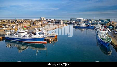 Peterhead Aberdeenshire Schottland der Hafen große angelegte Fischereifahrzeuge oder Schiffe am Merchants Quay und Albert Quay Stockfoto